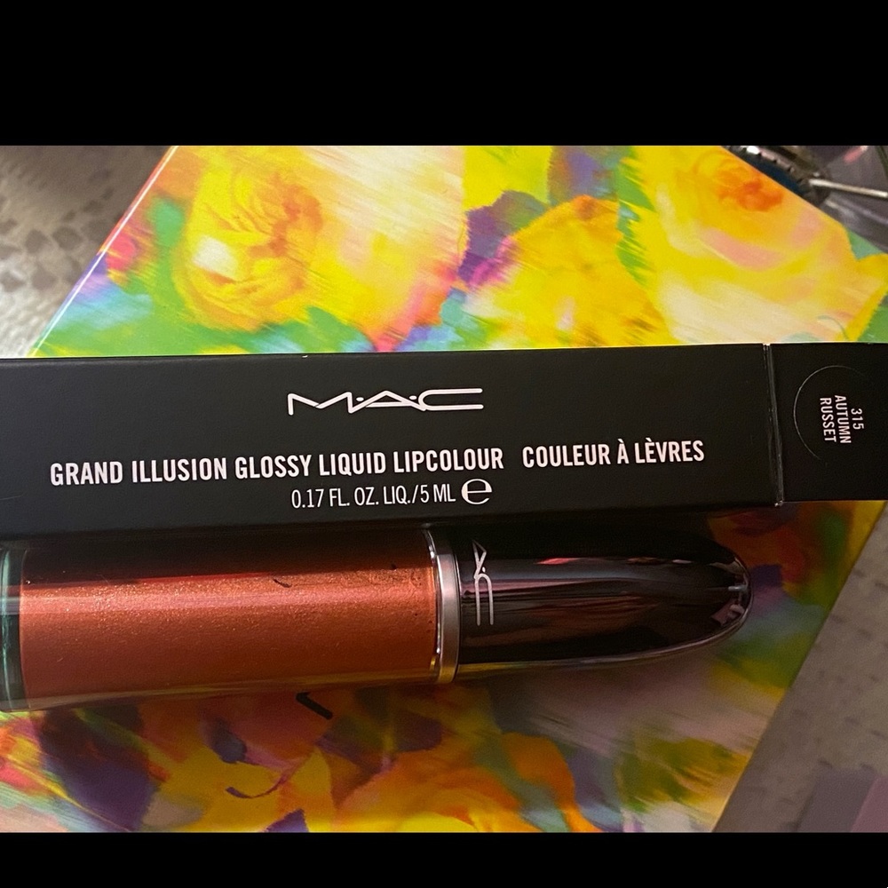 MAC grand illusion glossy liquid lip Colour